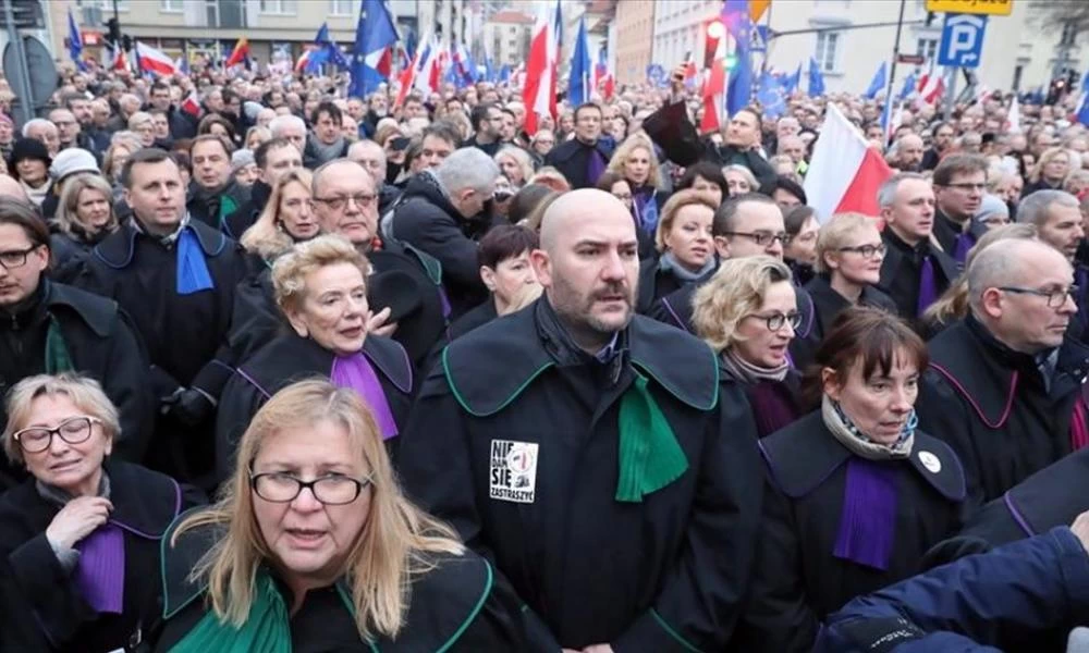 Αυξάνονται τα κρούσματα στην Πολωνία - Κίνδυνος μολύνσεων στις διαδηλώσεις